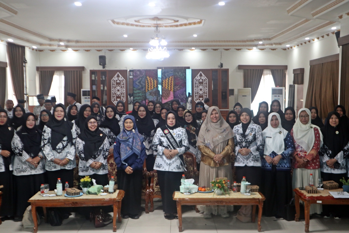 Hj. Noor Hayati Bahrul Ilmi Dikukuhkan sebagai Ibunda Guru PGRI Kabupaten Barito Kuala 2025–2030